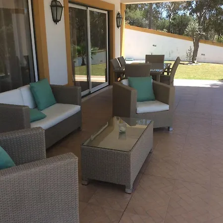 Villa With Private Pool Near Costa Da Caparica