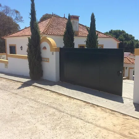 Villa With Private Pool Near Costa Da Caparica